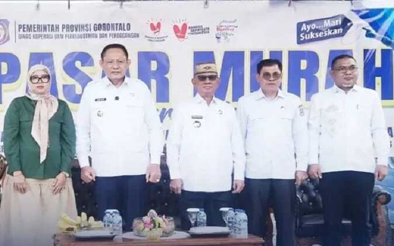 Pasar Murah Bersubsidi yang dibuka Gubernur Gorontalo Dr. Gusnar Ismail dan dihadiri Bupati Bone Bolango Drs. H. Ismet Mile, MM, Sekda Bone Bolango Dr. Iwan Mustapa dan Dirut RSUD Toto Kabila dr. Thaib Saleh. Kegiatan ini dipusatkan di Halaman RSUD Toto Kabila pada Rabu (18/2) Foto. Onal/Prokopim