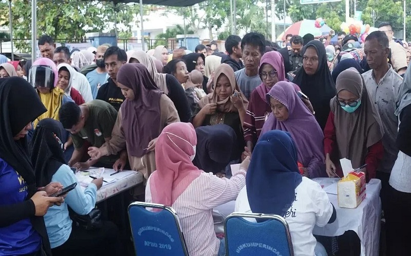 Antrian Pasar Murah Bersubsidi. Kegiatan ini dipusatkan di Halaman RSUD Toto Kabila pada Rabu (18/2) Foto. Onal/Prokopim