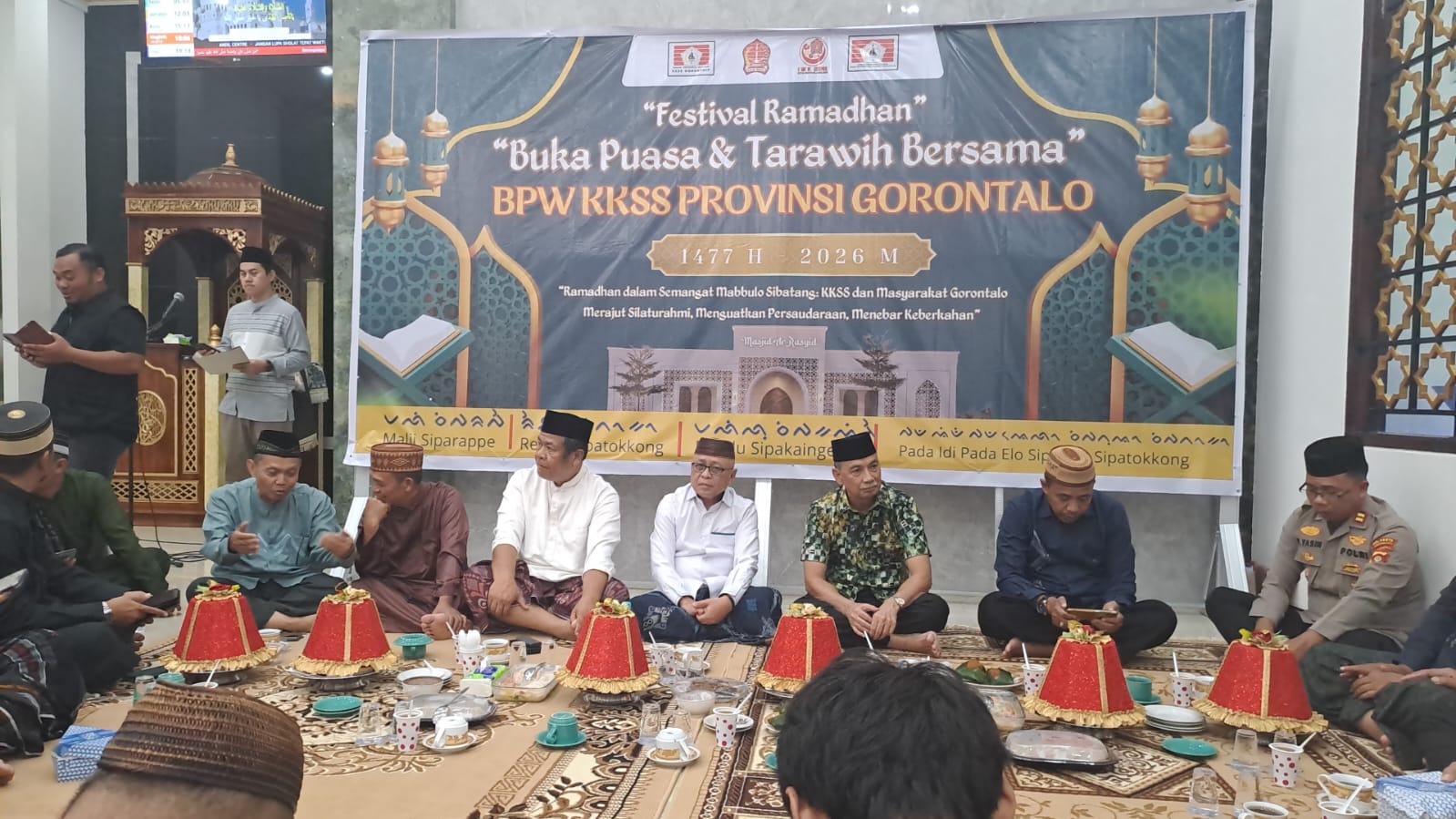 Bupati Kabupaten Gorontalo Sofyan Puhi, Ketua Umum BPW KKSS Provinsi Gorontalo dan sejumlah pejabat lainnya turut hadir dalam kegiatan penutupan yang dirangkaikan dengan buka bersama, sholat tarwih dan sejumlah agenda lainnya.