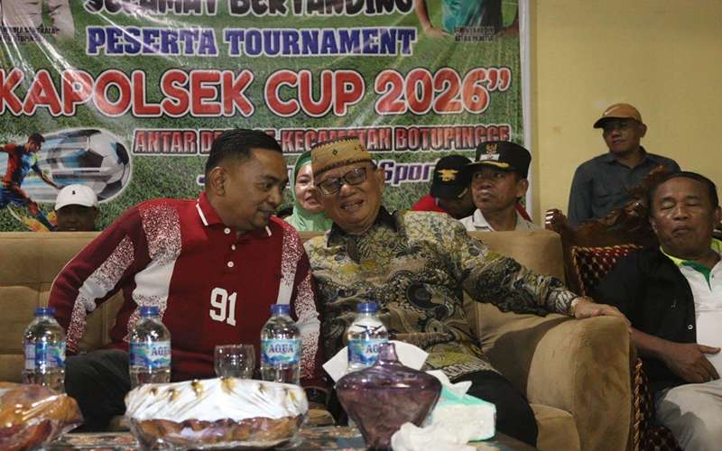Bupati Bone Bolango Drs. H. Ismet Mile, MM, bersama Ketua PSSI Bone Bolango Zainudin Pedro Bau yang juga Wakil Ketua DPRD saat hadir dalam rangkaian acara Penutupan Turnamen Kapolsek Botupingge Cup