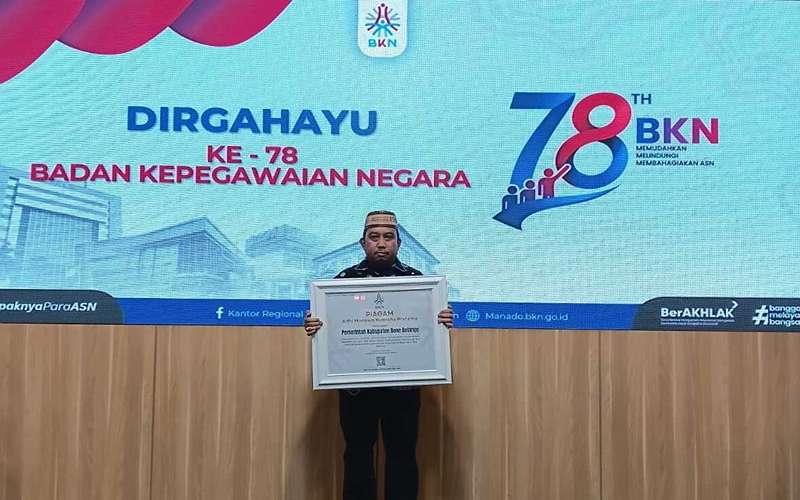 Kepala BKPSDM Bone Bolango, Hamdy Gufran Mile,Saat menerima Penghargaan Adhi Manawa Nugraha Pratama