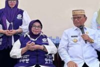 Ketua Tim Pembina Posyandu Kabupaten Bone Bolango, Hj. Ruwaida Mile (duduk sebelah kiri) bersama Bupati Bone Bolango Drs. H. Ismet Mile, MM, (duduk sebelah kanan) dalam sebuah kegiatan Posyandu baru baru ini.