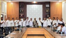 Bupati Bone Bolango Drs. H. Ismet Mile, MM, saat foto bersama usai membuka Musyawarah Kabupaten KADIN Bone Bolango Sabtu, 12 September di Aula Kantor Bupati Bone Bolango.