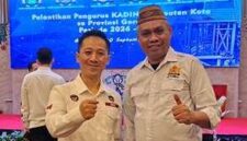 Ketua Koperasi Global Alses Sejahtera (GASS) Bahrun Usman saat foto bersama Waketum Kadin Indonesia Bidang Keanggotaan Pengurus DPP Kadin disela-sela pelantikan Ketua Kadin Kab/Kota Se- Provinsi Gorontalo